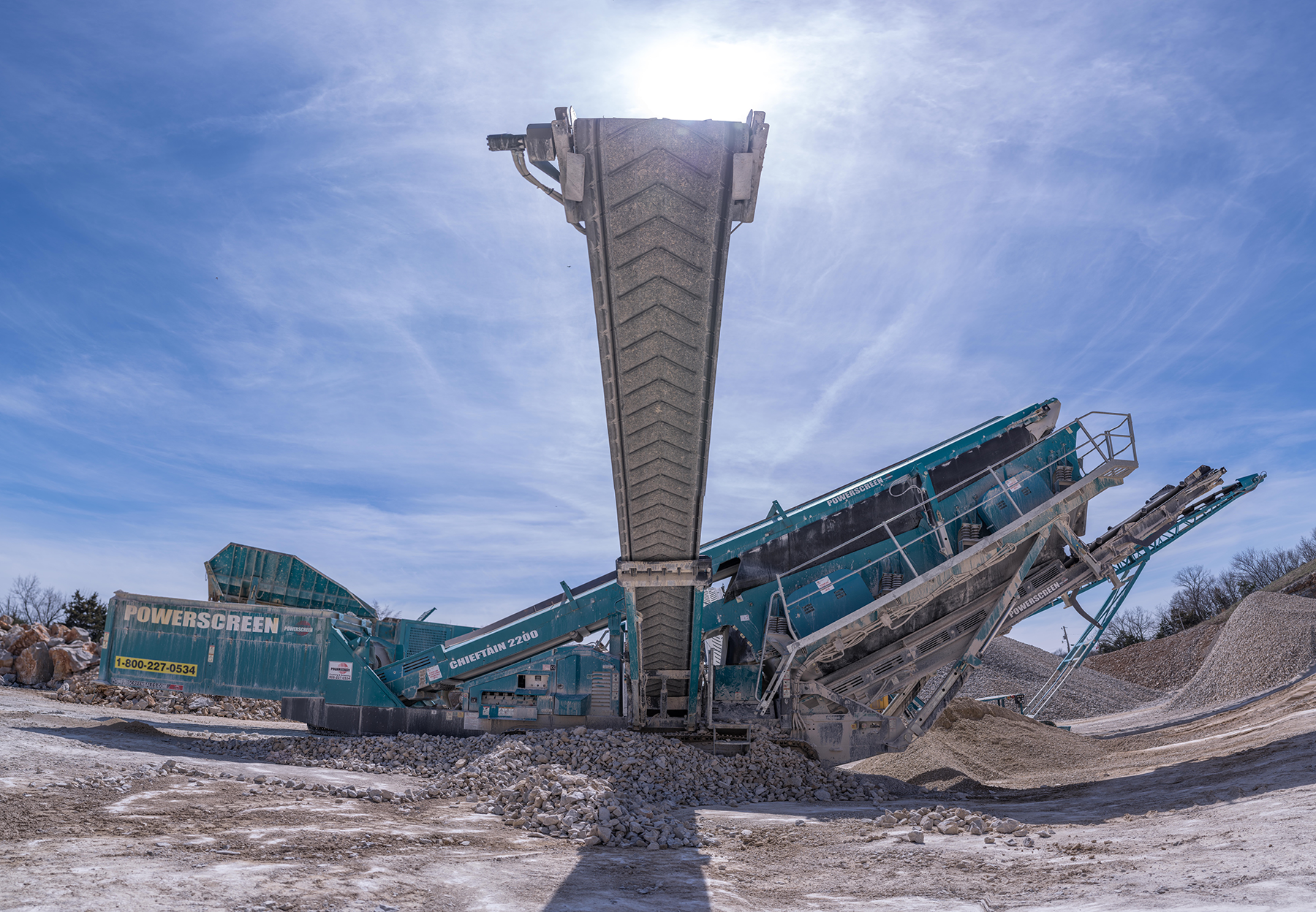 Powerscreen Chieftain 2200, dramatic side view
